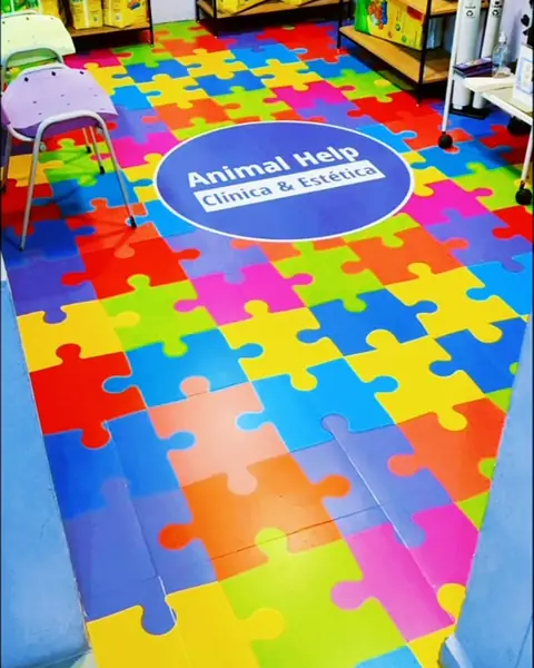 Piso adesivado em loja infantil