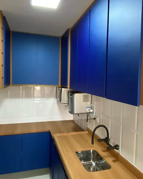 Cozinha azul com bancada amadeirada