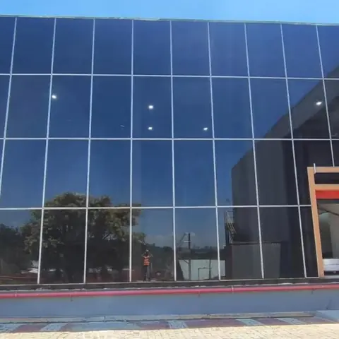 Película em fachada industrial