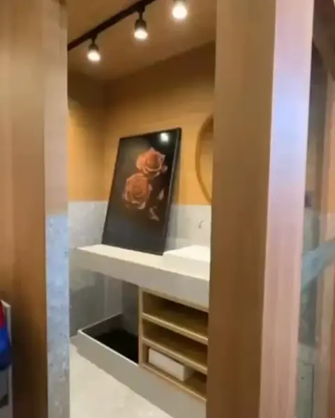 Painel amadeirado com iluminação