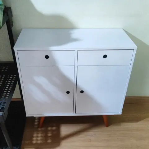 Móvel em branco fosco com detalhes dourados