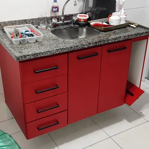 Cozinha em vermelho com novos puxadores