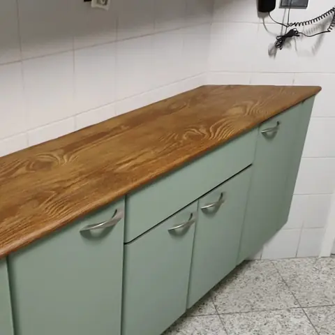 Cozinha em verde com tampo jatobá