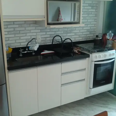 Cozinha branca e piso renovados